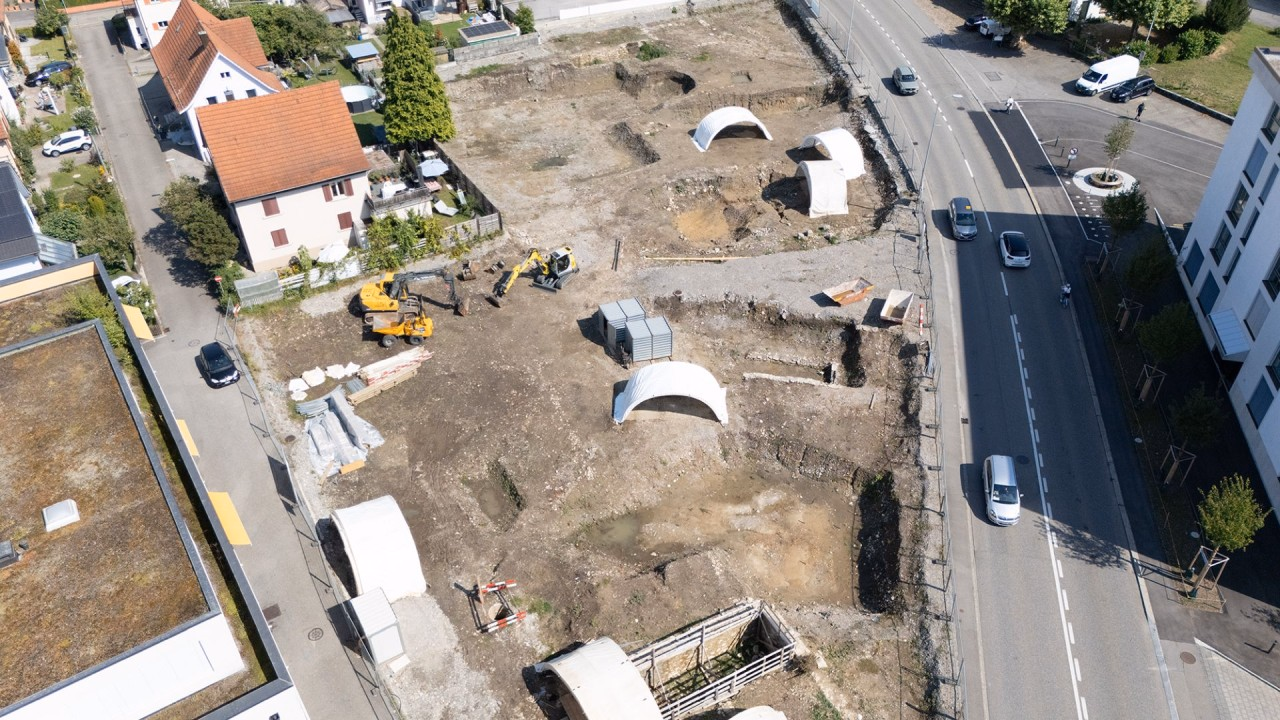 Blick auf die Ausgrabungsfläche direkt neben der Zürcherstrasse.