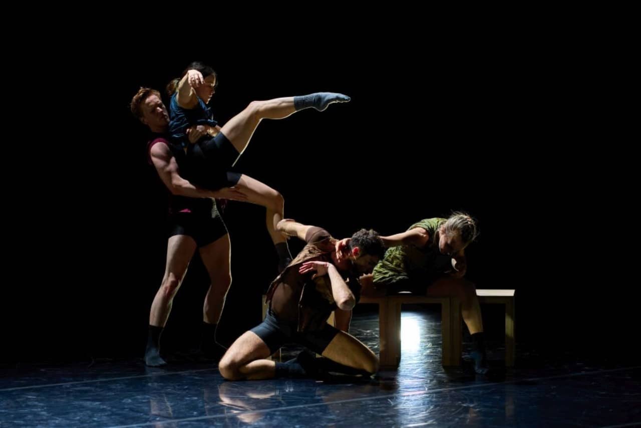 Vier Personen tanzen mit akrobatischen Bewegungen