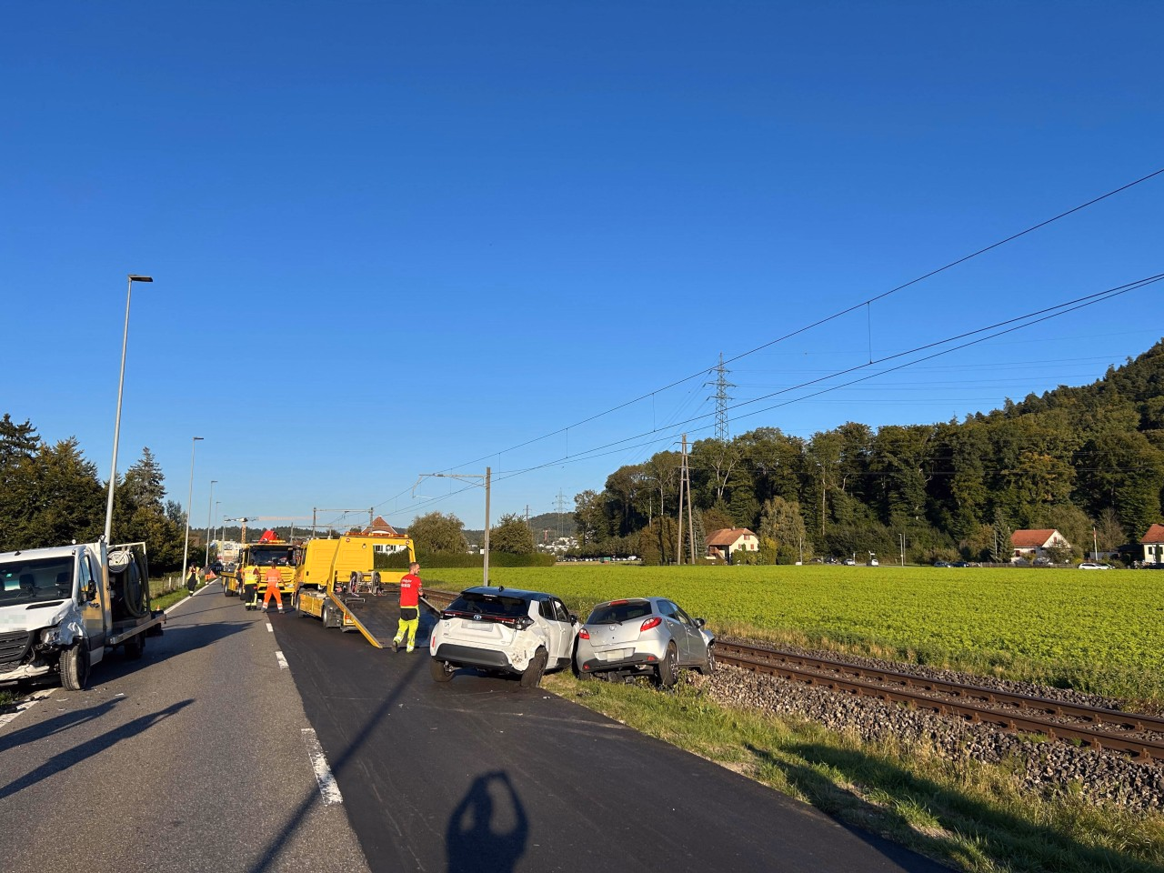 Übersicht einer Unfallsituation, beschädigter Lieferwagen und zwei beschädigte PW.
