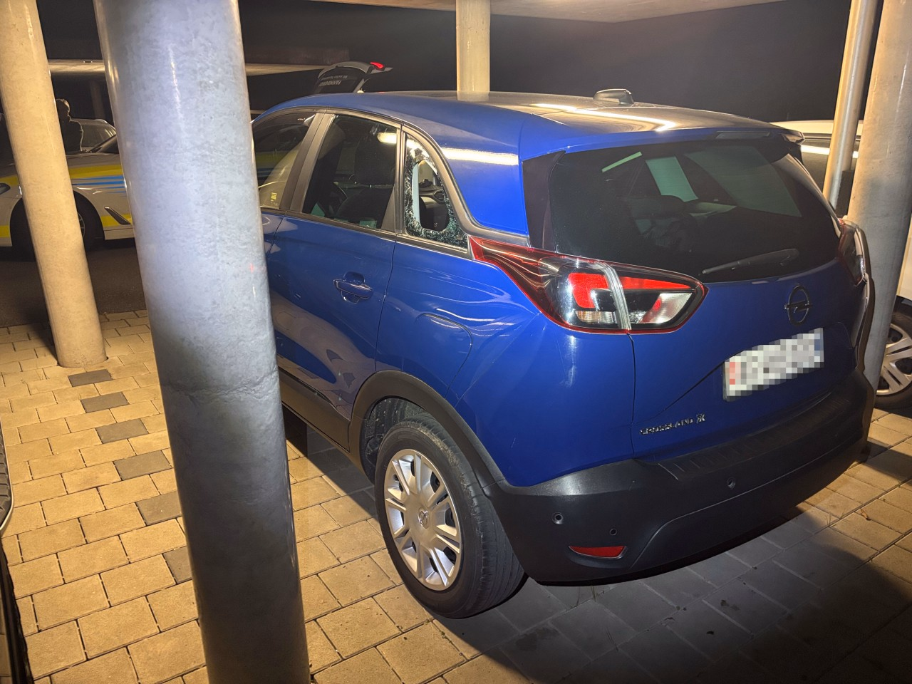 Blauer PW, bei welchem die eine Seitenscheibe eingeschlagen wurde.