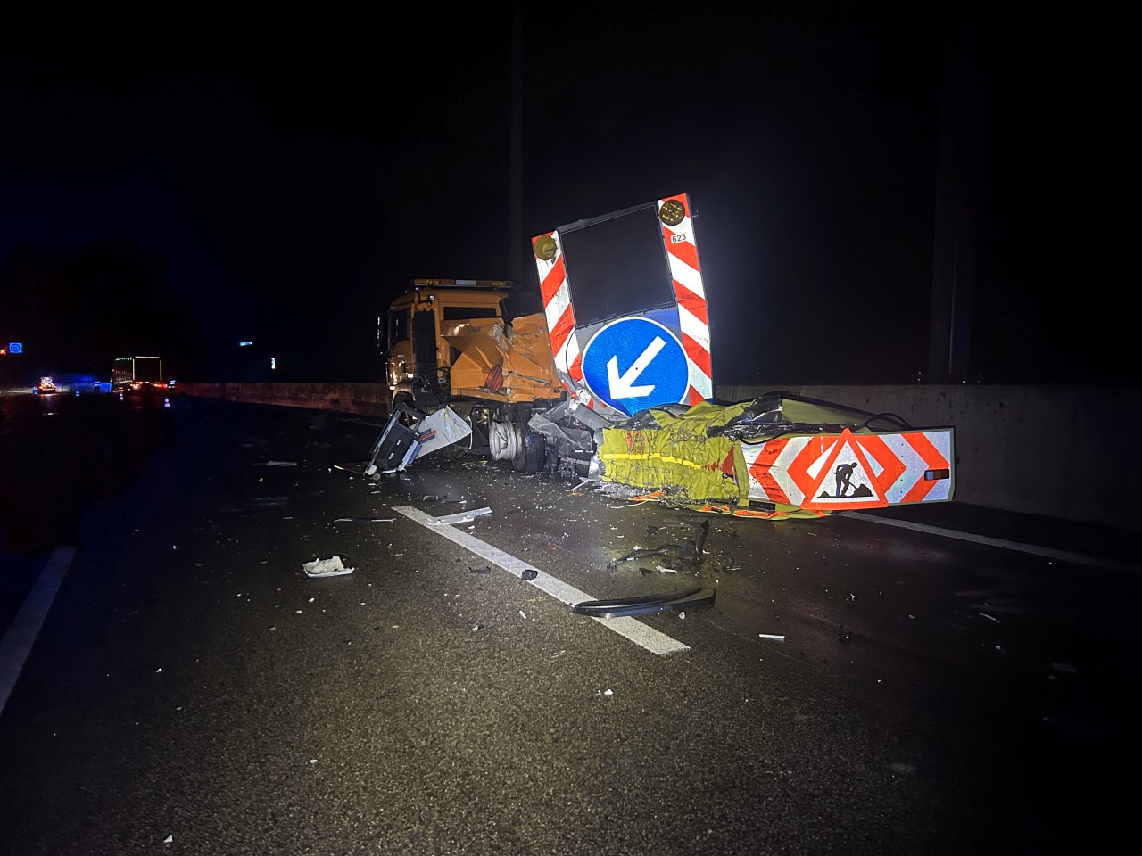 Zerstörtes Unterhaltsfahrzeug.