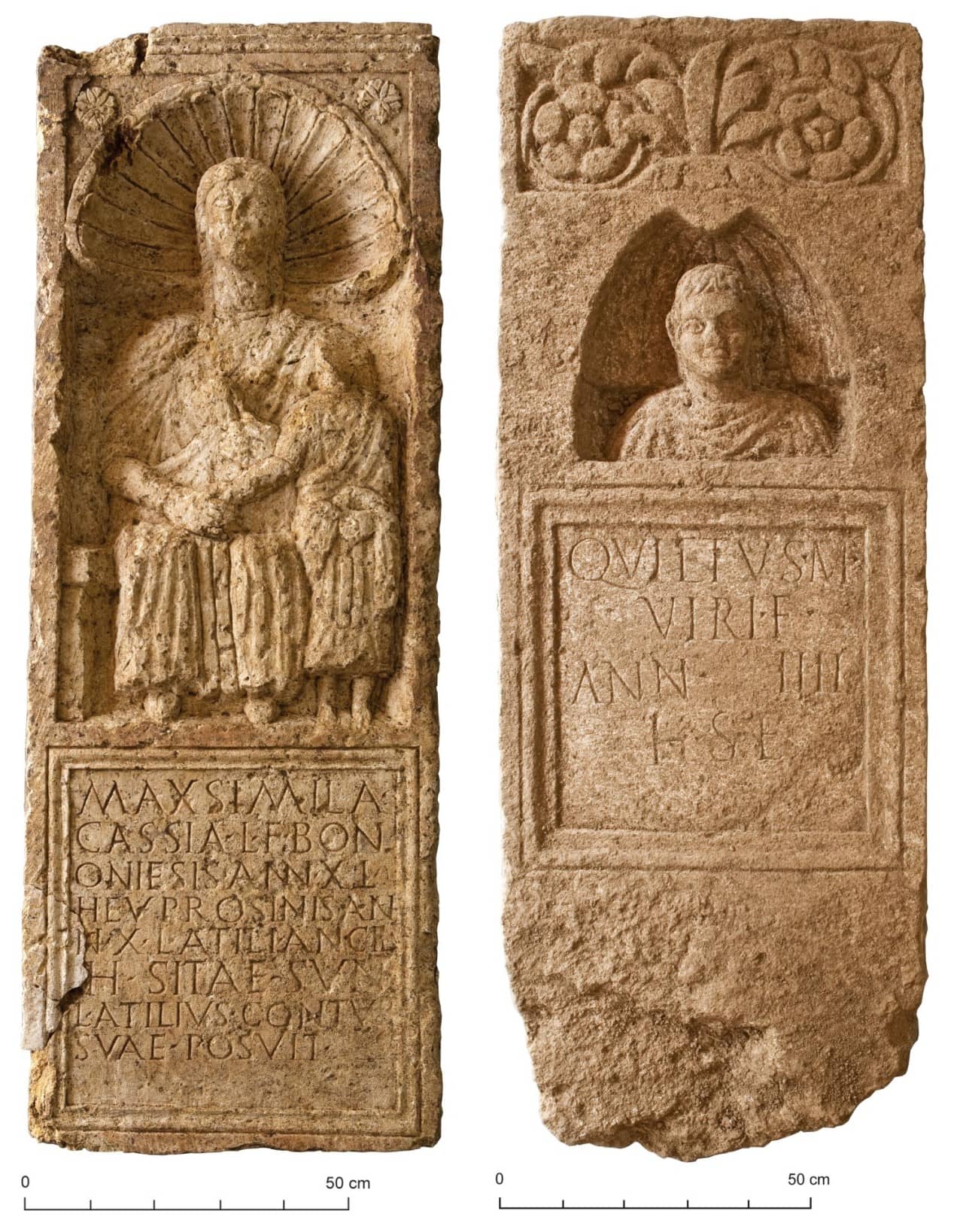 Links Grabstein mit Relief einer Frau und rechts mit Porträt eines Jungen.