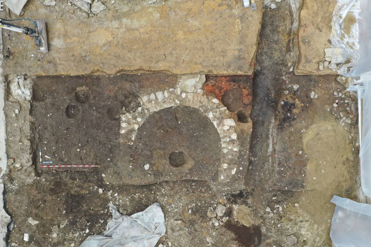 Blick auf die freigelegte Grabungsfläche mit dem runden Fundament.