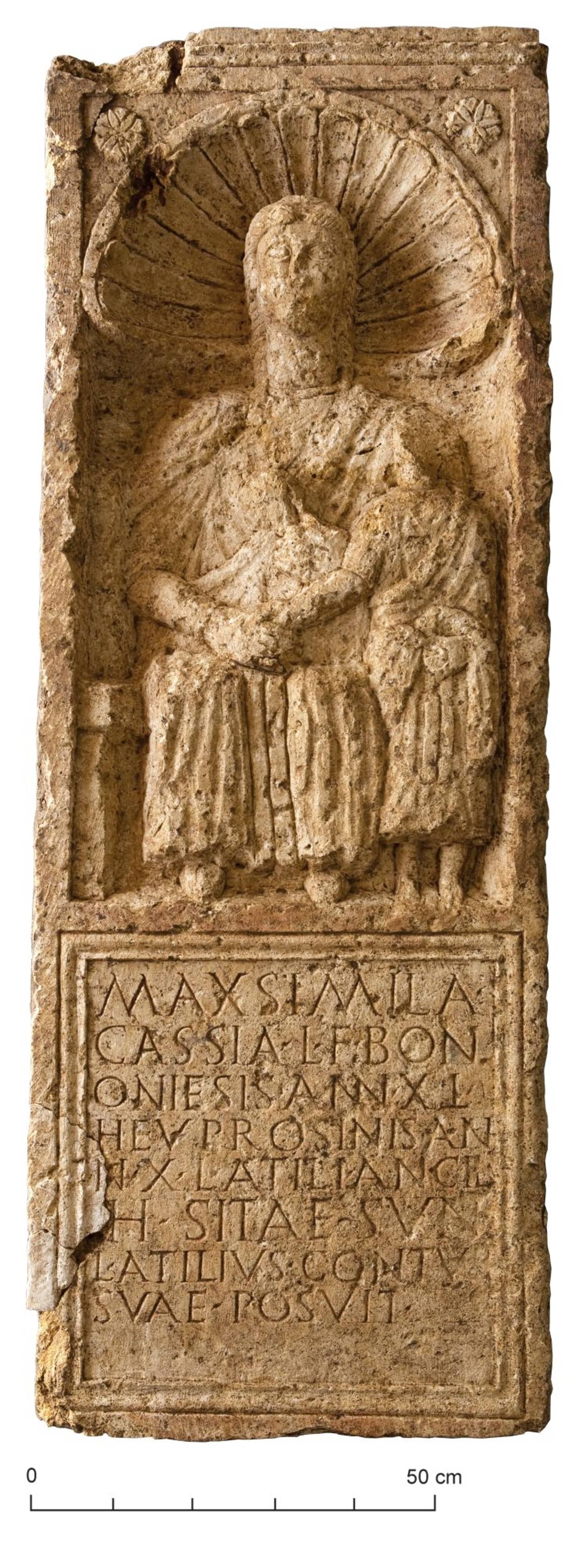 Grabstein mit Darstellund einer sitzenden Frau, die ein Kind an der Hand hält. 