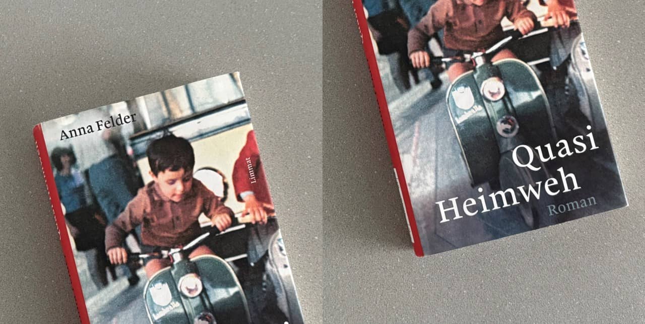 Buchcover zeigt einen kleinen Jungen mit kurzen Hosen und braunem Hemd auf einem kleinen grünen Motorrad. Im Hintergrund erwachsene Personen. Auf dem Cover steht der Titel "Quasi Heimweh"