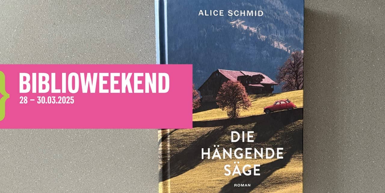 Buchcover mit einem roten Auto, das durch eine Berglandschaft fährt. Überlappend ein pinkes Banner zum Biblioweekend mit Datum.