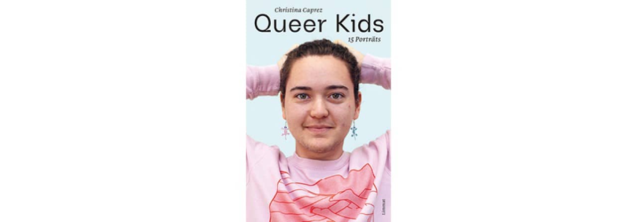 Buchcover "Queer Kids. 15 Porträts" mit einer jugendlichen Person mit pinkem Pullover und Salamander-Ohrringen, die die Arme hinter dem Kopf verschränkt und frontal in die Kamera schaut.