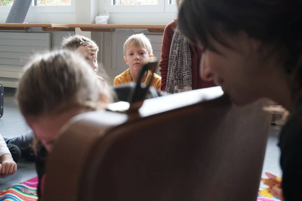 Schüler schaut gespannt in einen Koffer