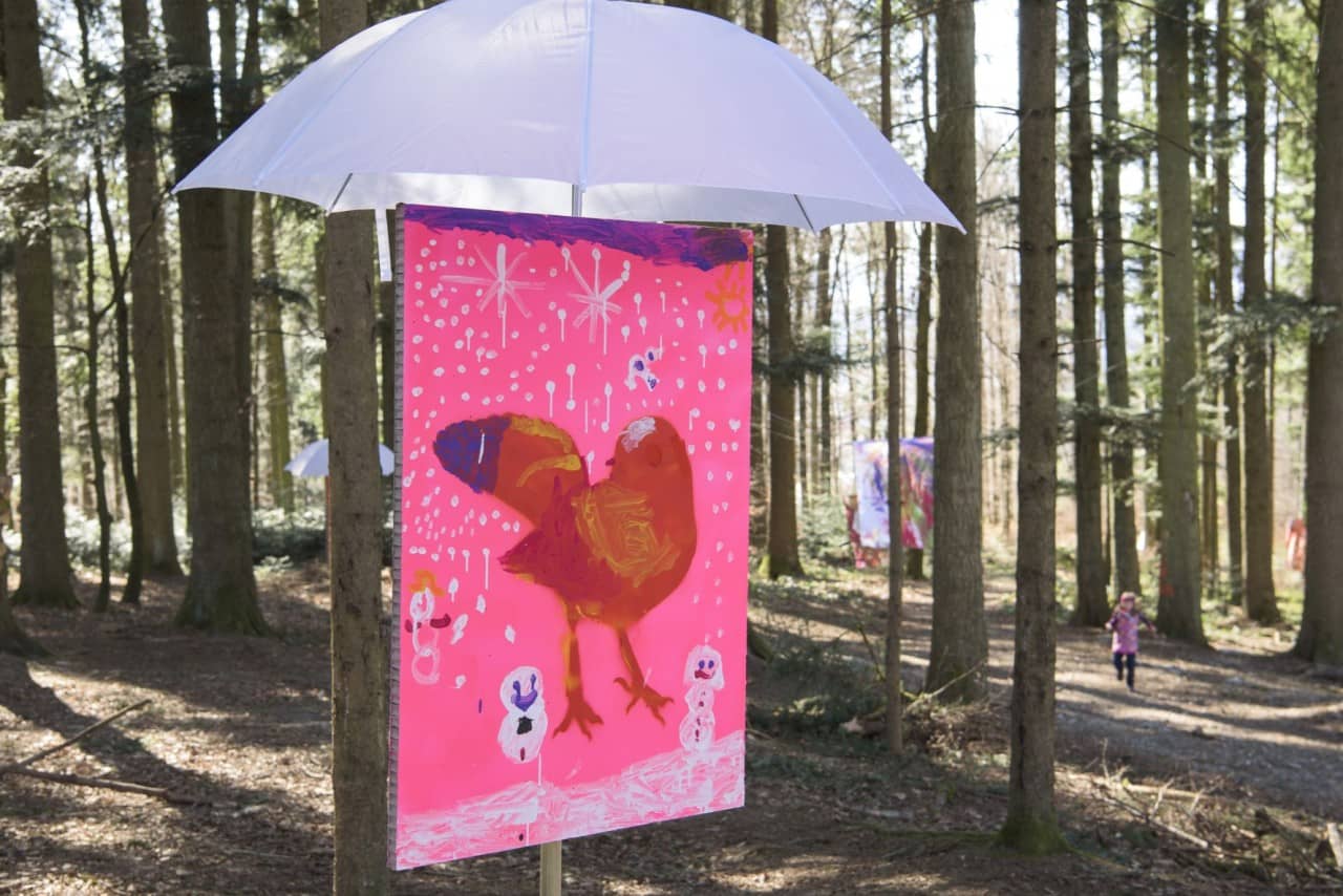 Pinkiges Bild im Wald und Regenschirm