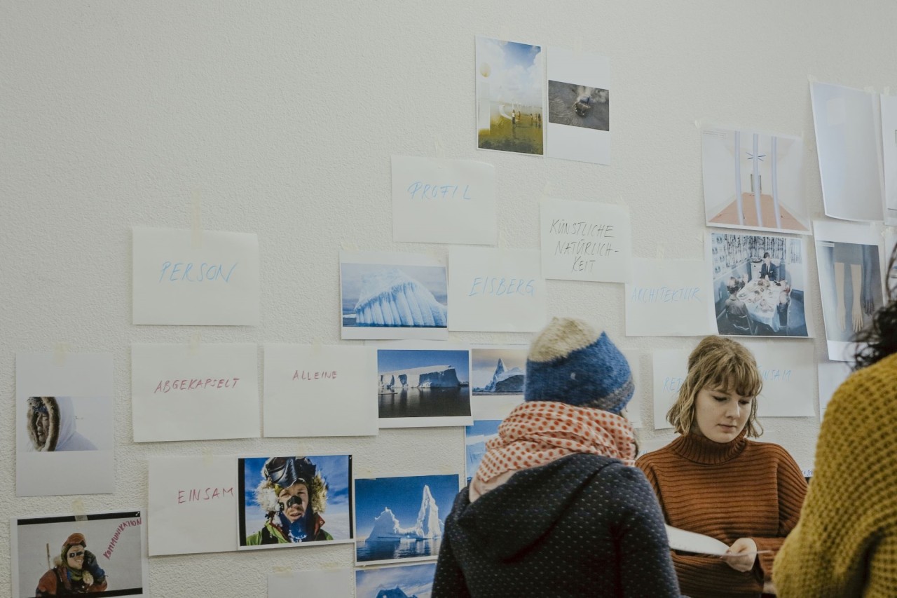 Schülerinnen vor Wand mit Bildern und Text-Zetteln