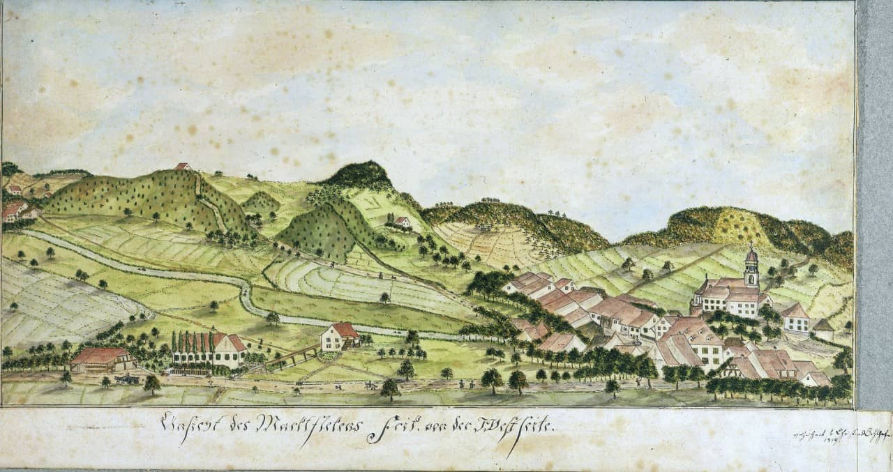 In grün und braun gehaltene Federzeichnung von Dorfansicht mit Kirche in Hügellandschaft.