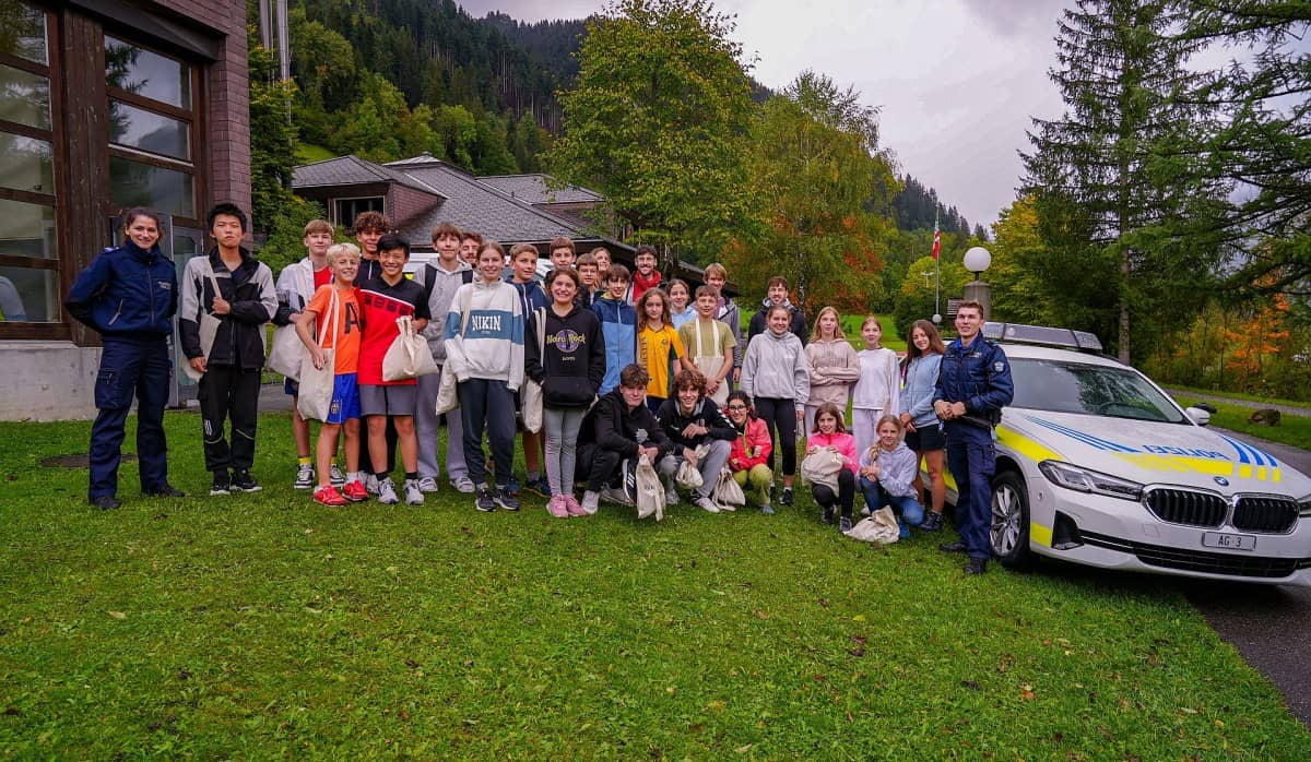 Die Jugendlichen stehen mit der Polizei in einem Gruppenfoto.