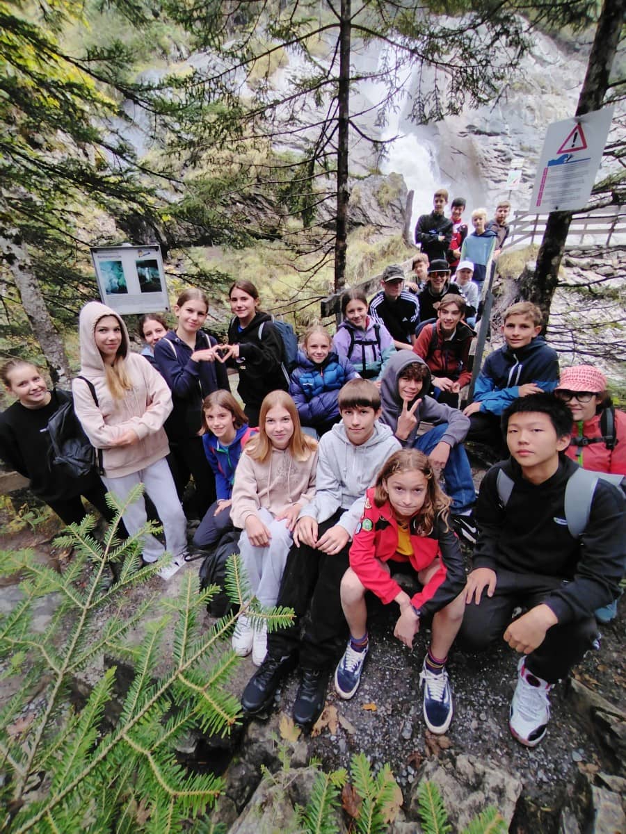 Jugendliche stehen auf einem Wanderweg zusammen für ein Gruppenfoto.