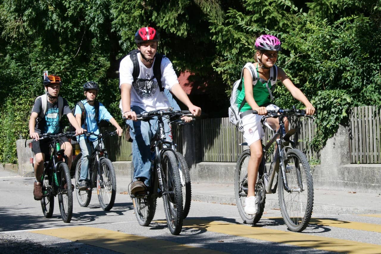 Mehrere Jugendliche fahren auf dem Fahrrad.