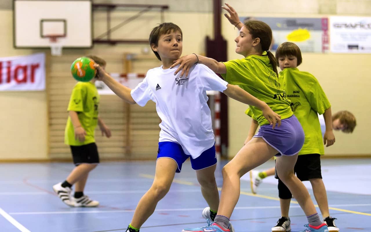 Jugendliche spielen Handball.