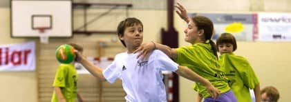 Jugendliche spielen Handball.