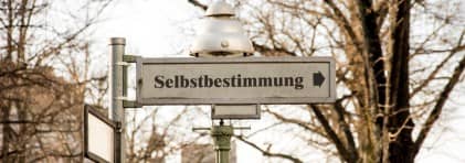 Strassenschild mit der Aufschrift Selbstbestimmung.