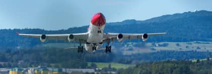 Airbus A340 der Edelweiss Air beim Start auf Piste 10 des Flughafens Zürich.