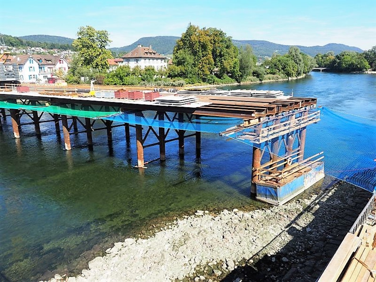 Die Hilfsbrücke vor der Fertigstellung. 