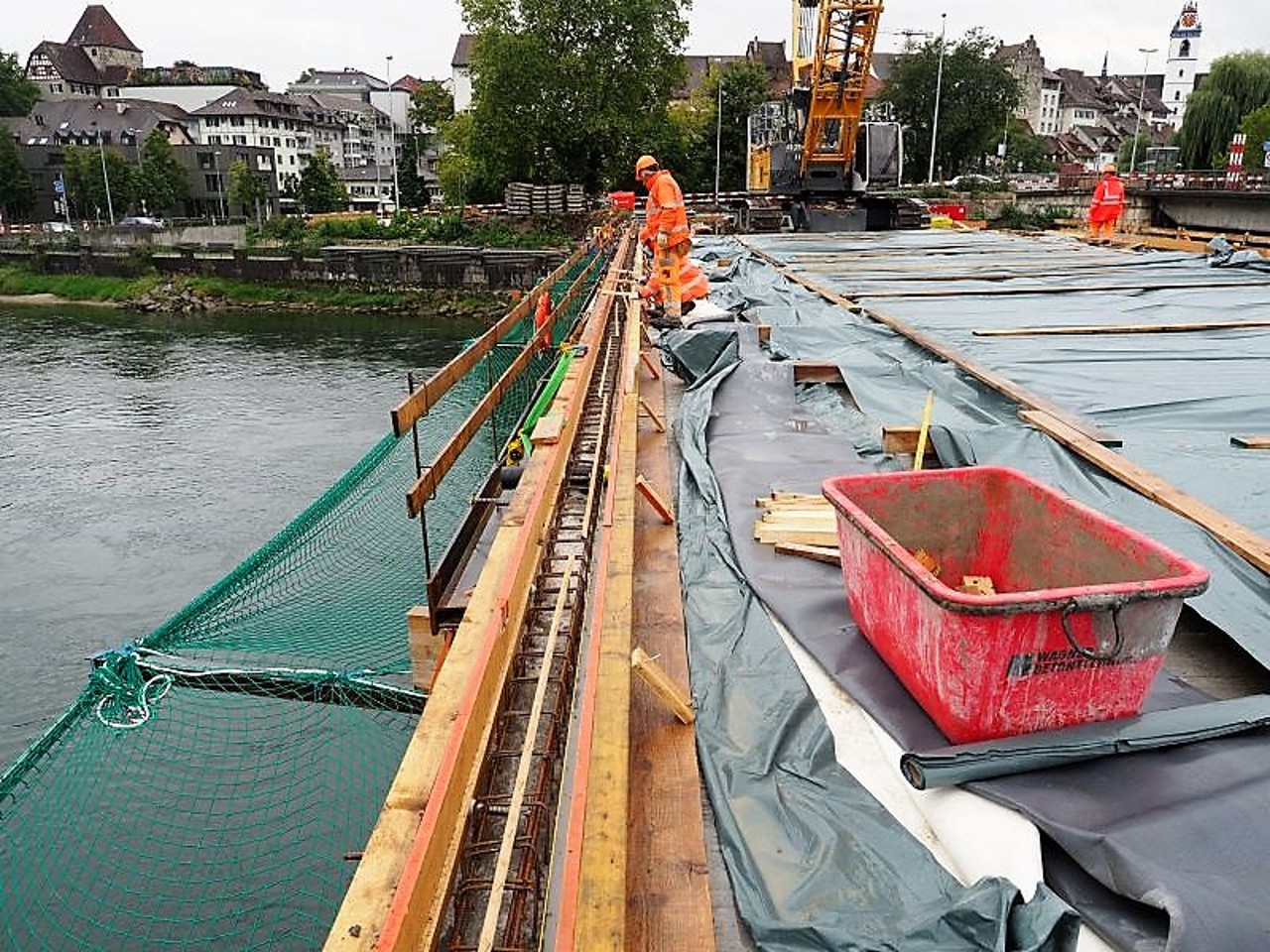 Betonierarbeiten der Hilfsbrücke