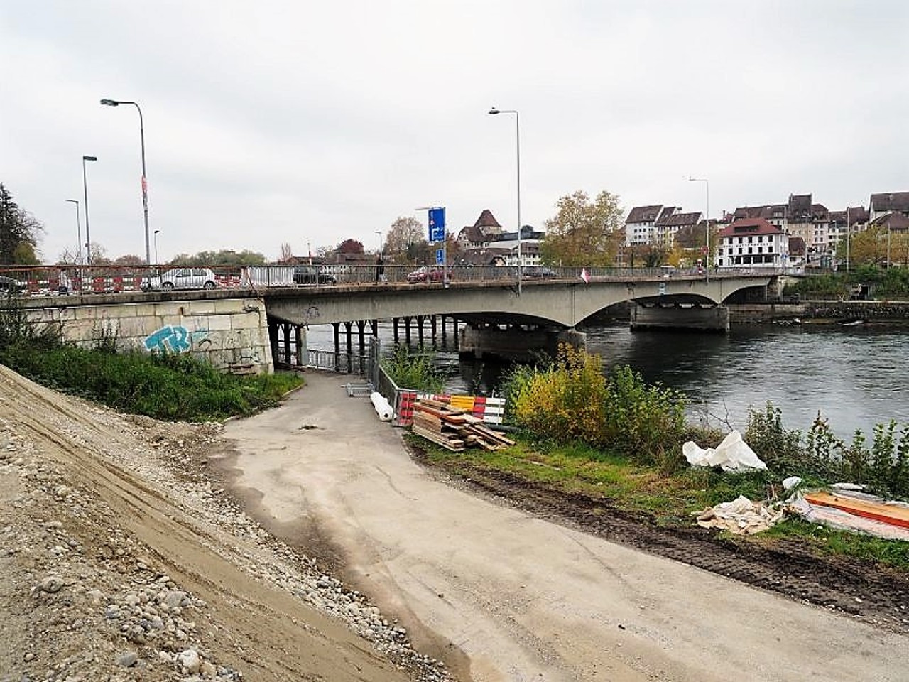 Aareweg auf der Nordseite, links im Bild erkennbar die provisorische Rampe zum Installationsplatz.