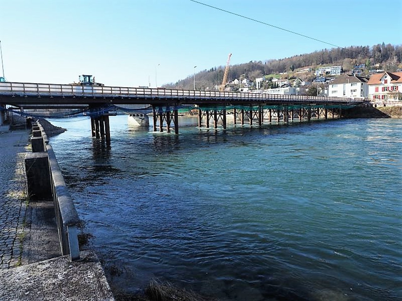 Die fertig erstellte Hilfsbrücke wartet auf die Aufnahme des Verkehrs