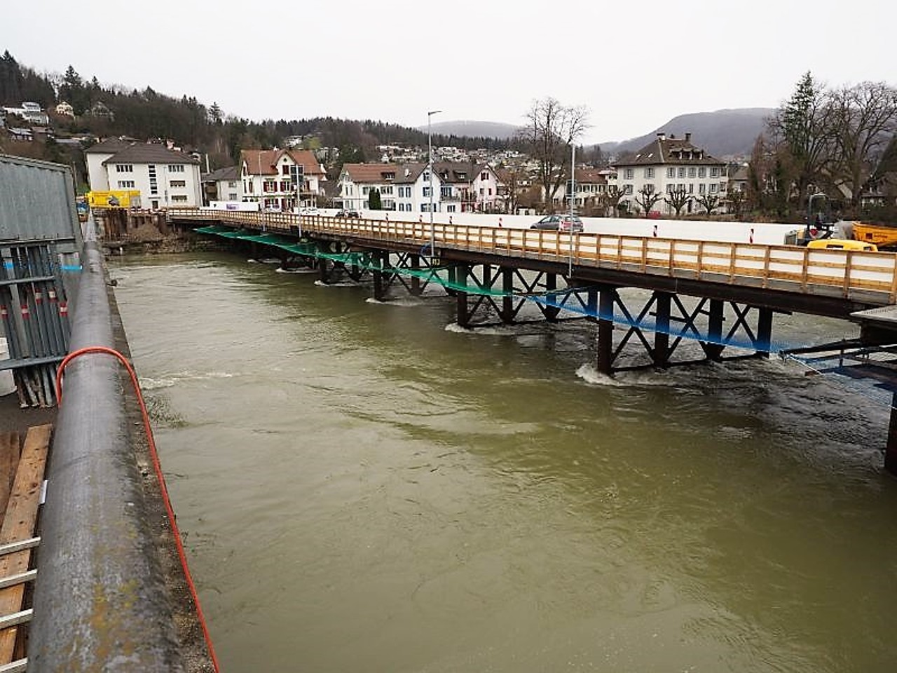 Die Hilfsbrücke ist in Betrieb.