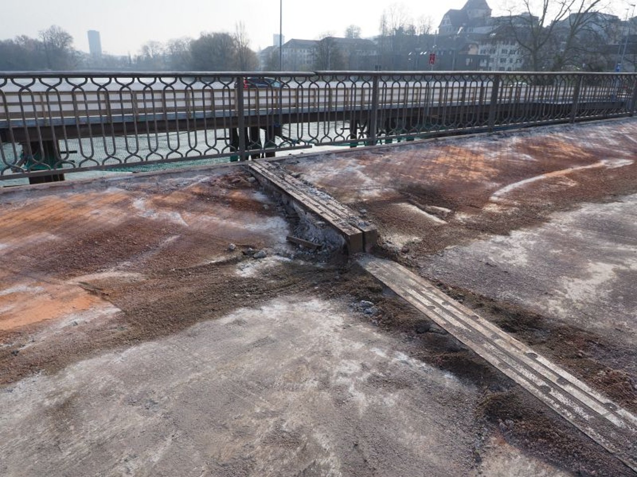 Unten erkennbar die alte Kettenbrücke ohne Belag. Dieser wurde vorgängig entfernt, damit der Betonabbruch starten kann