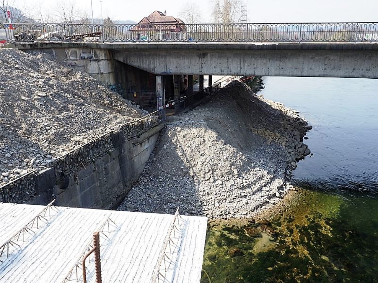 Aareschüttung: Das Material wird am Ende der Abbrucharbeiten in der Aare belassen und durch Erosion langsam abtragen.