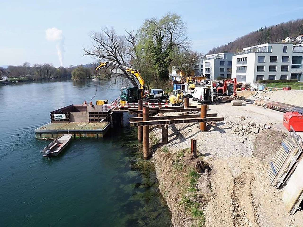 Ausladestation beim Installationsplatz Nord: Material wird von den Pontons auf die Lastwagen verladen.