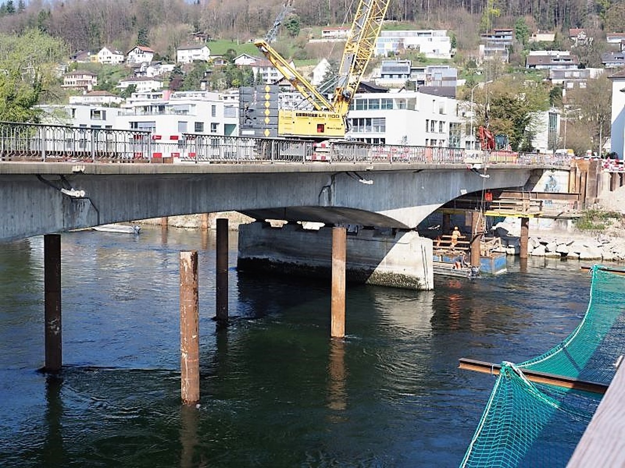 Mit dem Gittermastenbagger werden die Hilfsjoche in die Aare gerammt