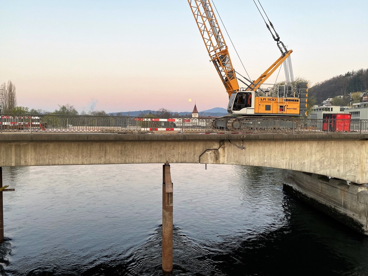 Aarebrücke mit Gittermastenbagger.