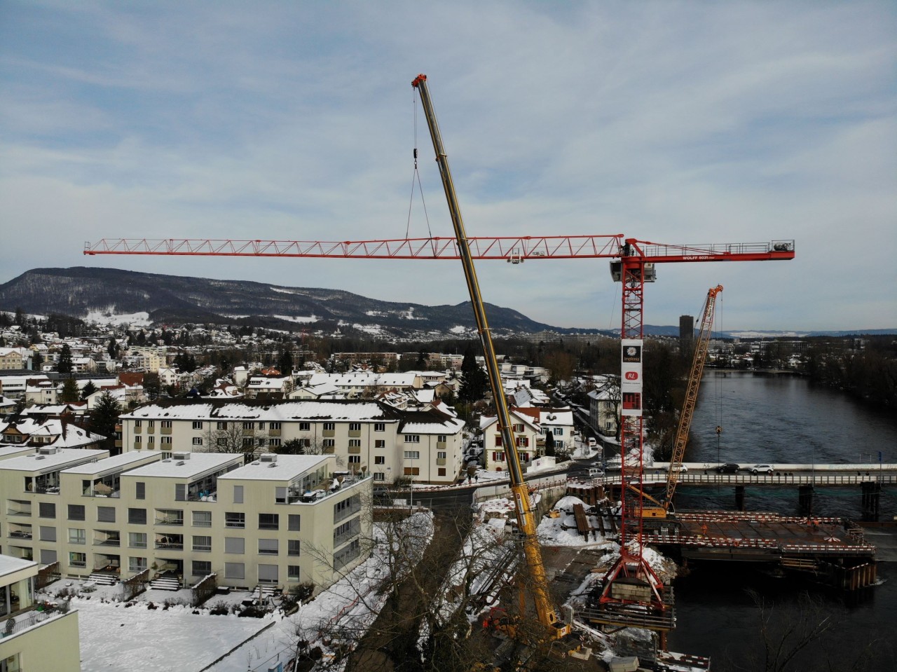 Aufbau Hochbaukran Nord, Arbeiten am Leergerüst für den Brückenbau  (© Rothpletz Lienhard AG) 