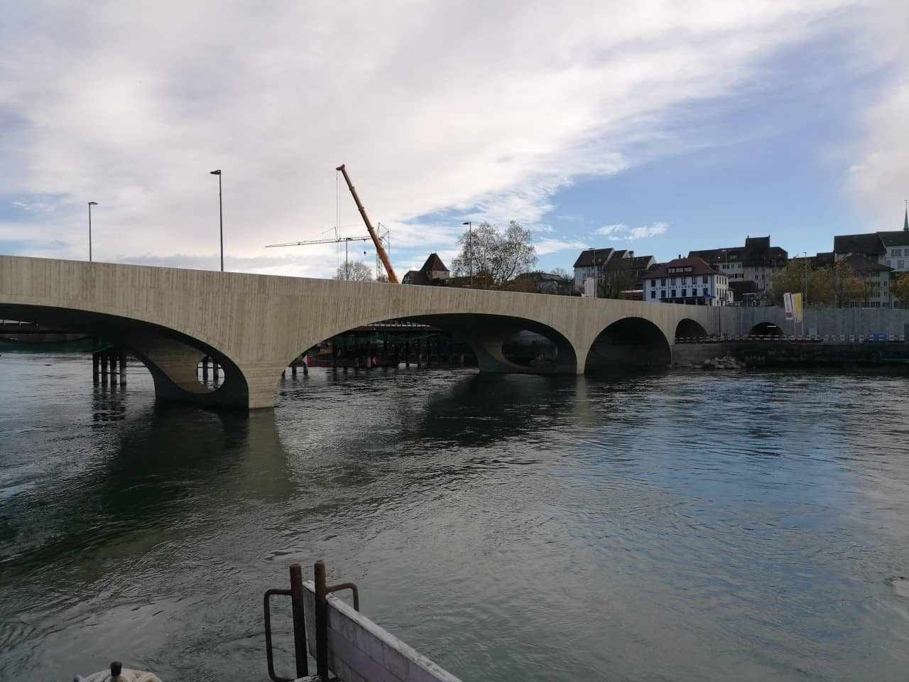 Sicht in den Süden, der Pneukran steht bereit für den Abbruch der Hilfsbrücke