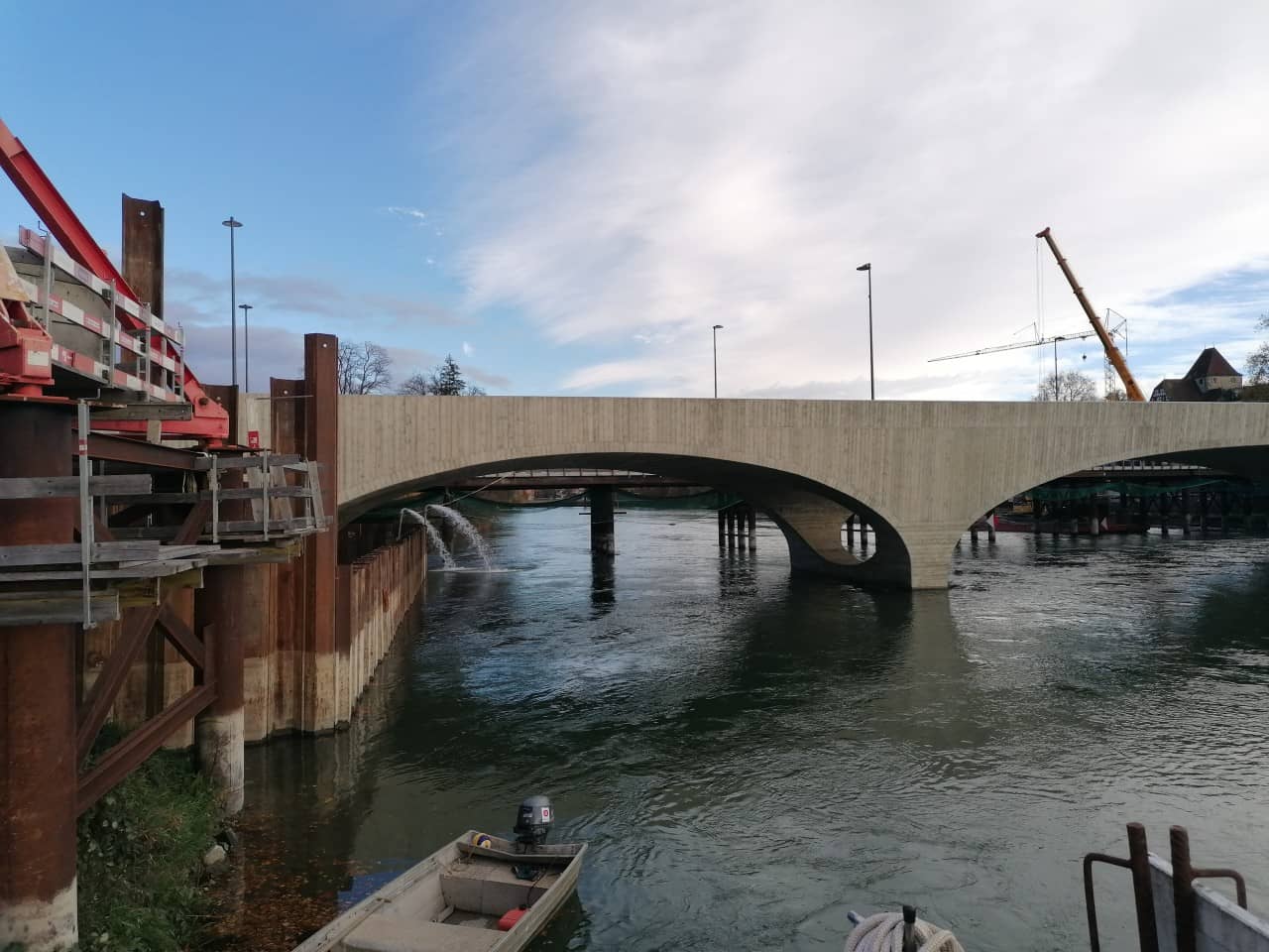 Nördliches Widerlager, die Pumpen wurden wieder in Betrieb genommen, damit die Vormauerung erstellt werden kann