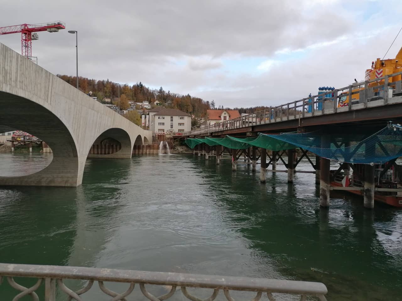 Rechts die neue Aarebrücke, links die Hilfsbrücke, die seit November 2019 die täglichen Fahrzeuge, Fussgänger und Fahrräder sicher über die Aare geführt hat. Sie hat nach drei Jahren nun ihren Dienst erbracht und wird wieder zurück gebaut.