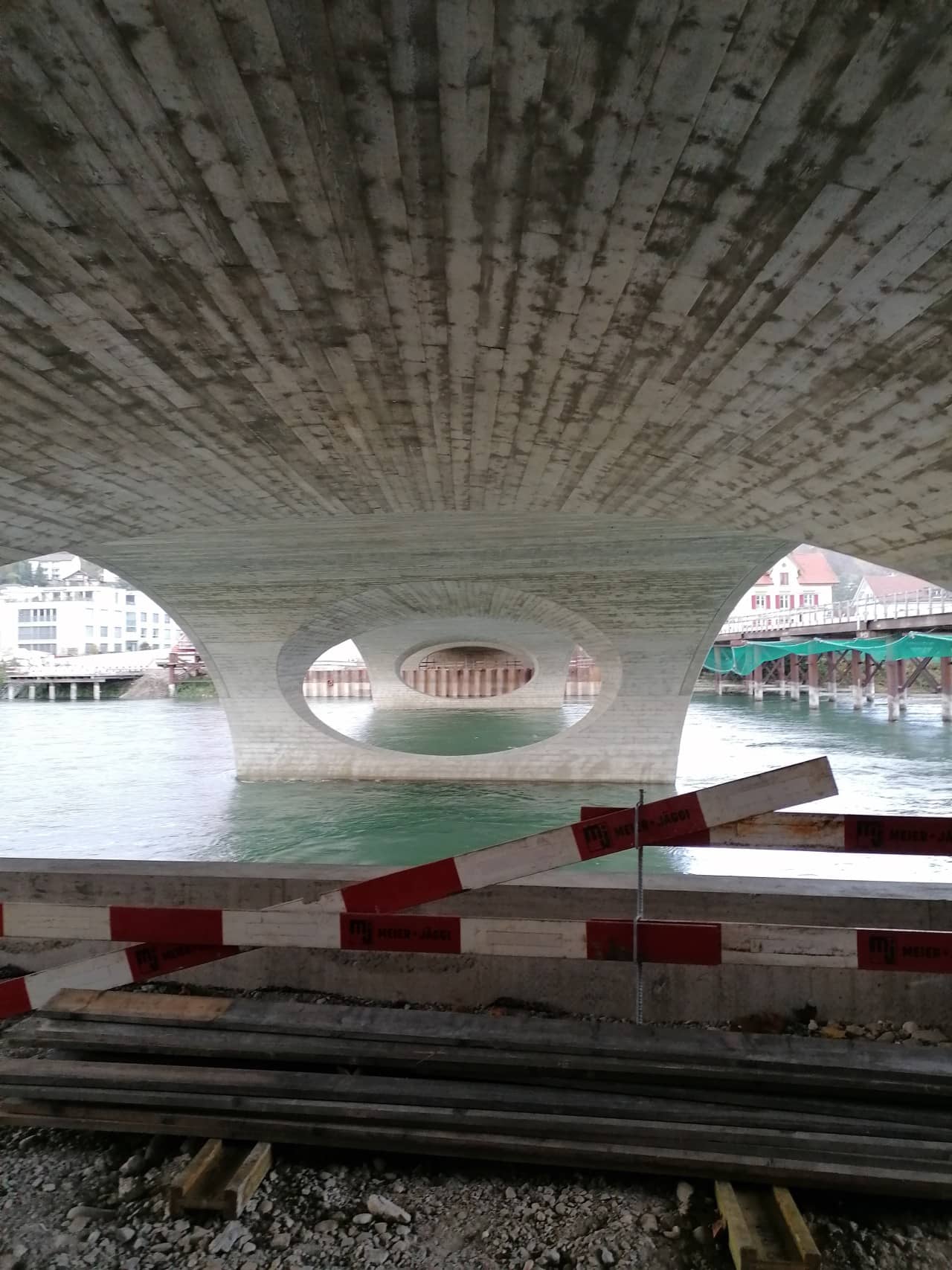 Ein Blick von Süden in den Norden durch die beiden Öffnungen in den Flusspfeiler. Sobald der Spundwandkasten im Norden demontiert ist, wird der durchgängig Blick über die Aare möglich sein.