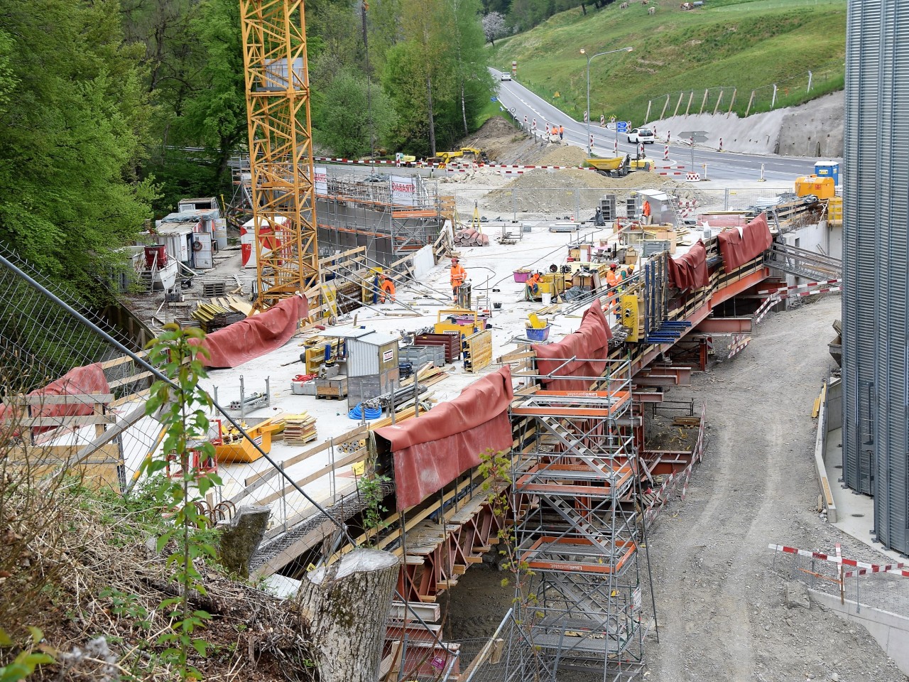 Bachtalbrücke, Nachbehandlung Betonbrüstungsarbeiten 