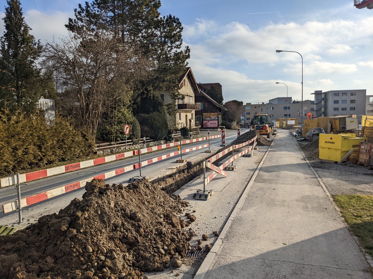 Graben für Gemeinde Kanalisation und Strassenentwässerung