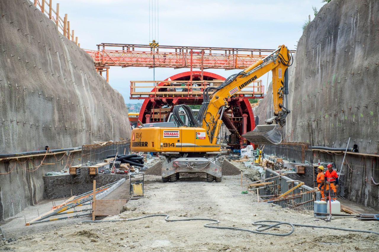 Schalenwagen und Baugrube vom Bau des Tagbautunnels Letten 