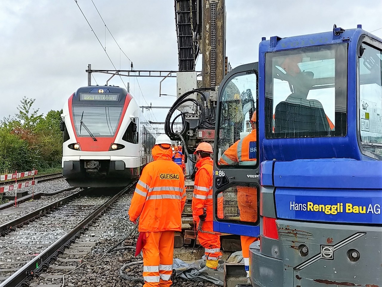 Zugsdurchfahrt - Sicherheistwärter: weisser Helm - Arbeiten ruhen