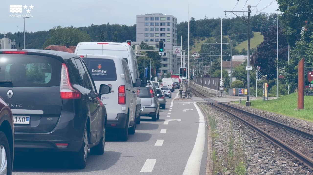 Stau in Suhr am Bahnübergang