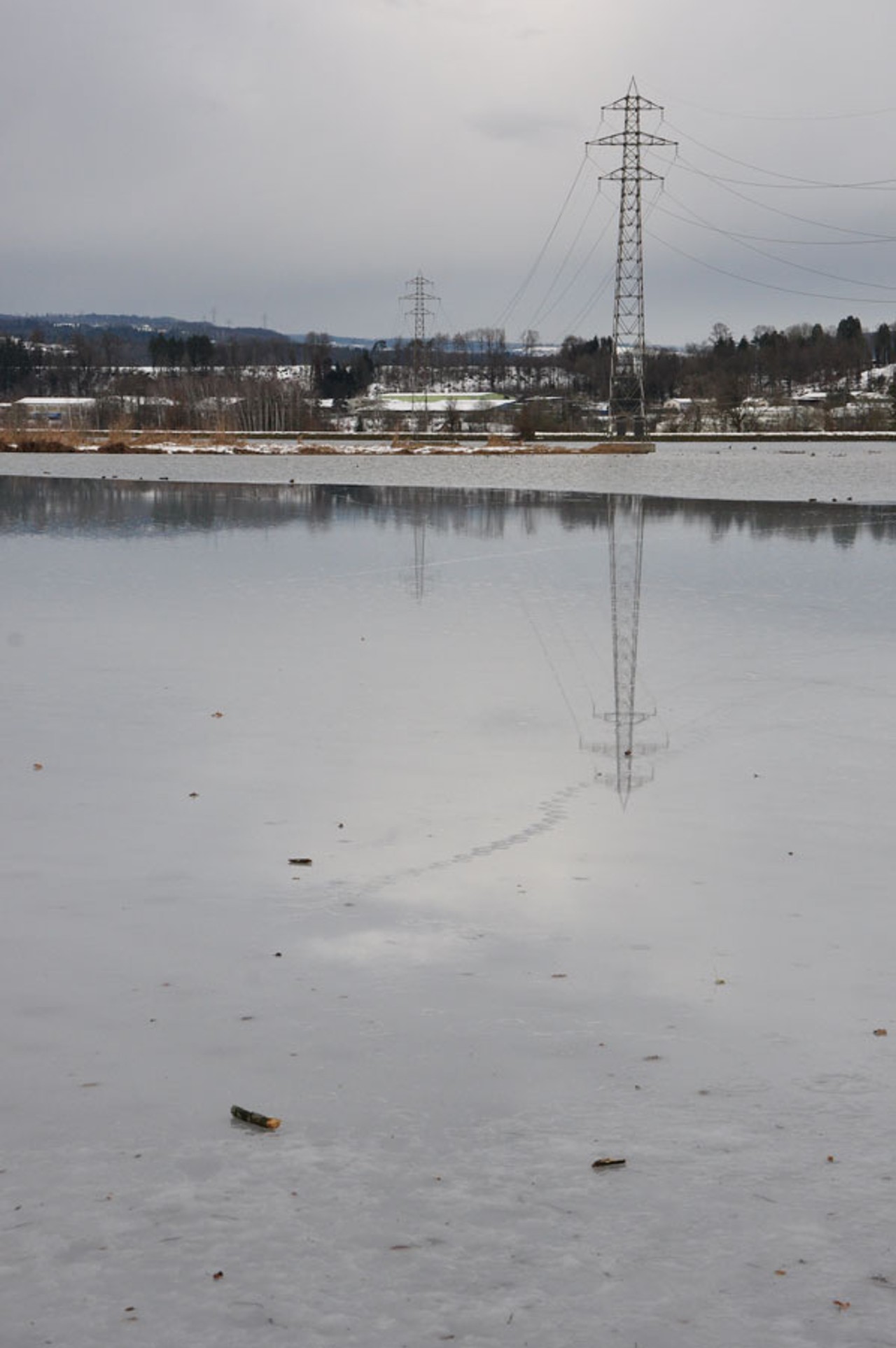 Hochspannungsleitung am Klingnauer Stausee